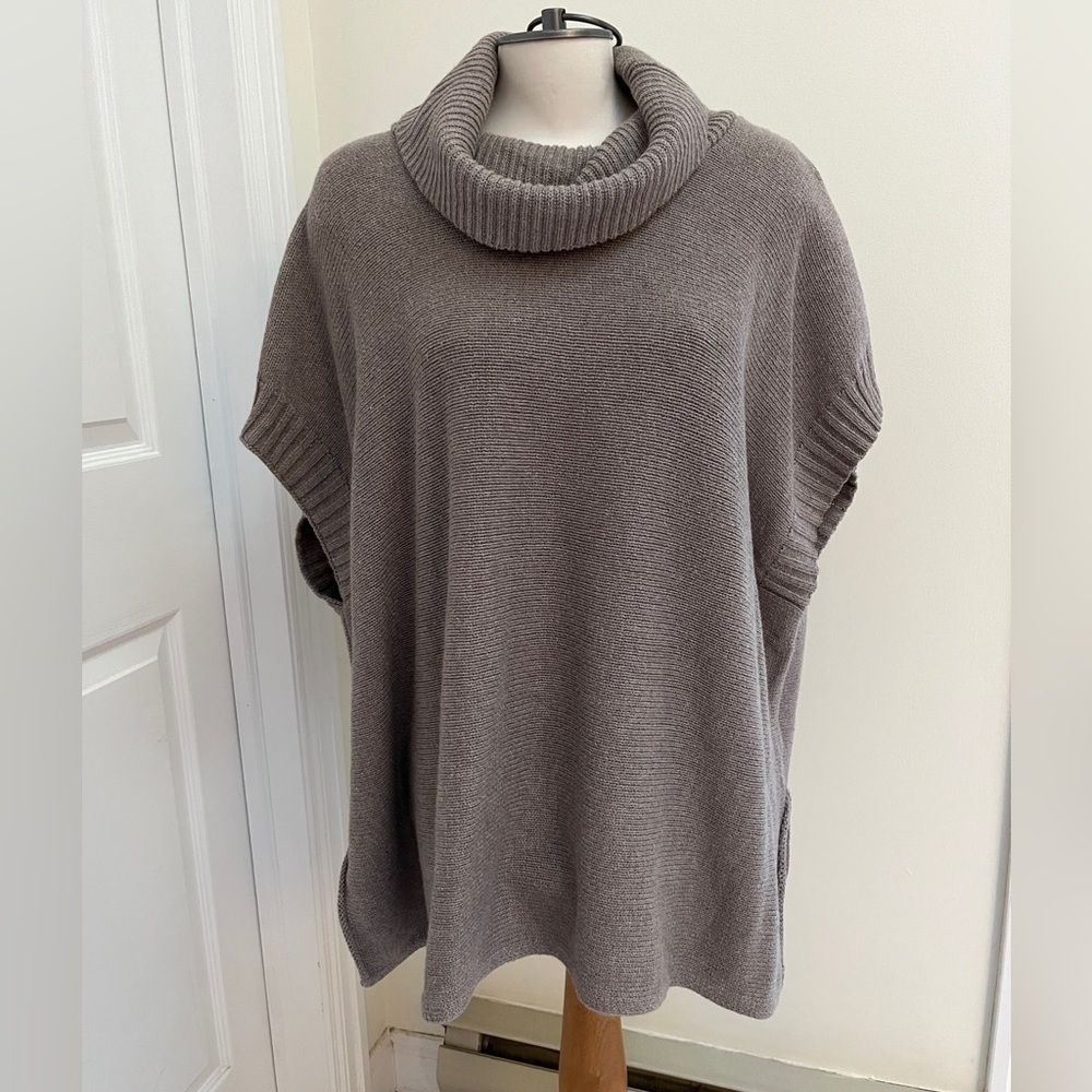 Old Navy poncho/ sleeveless sweater cowl neck size medium-large